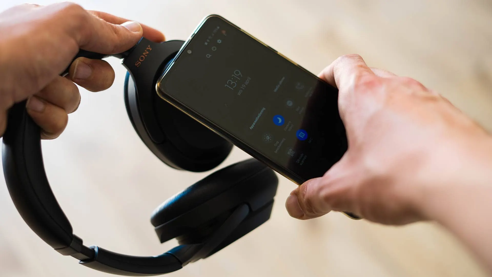 Met NFC koppelen: telefoon met koptelefoon