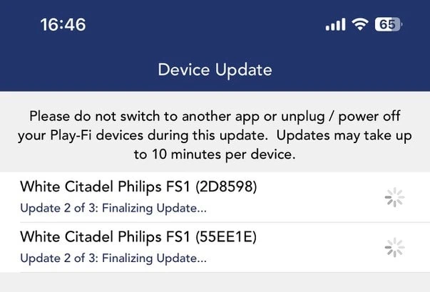 Screenshot van het bijwerken van de firmware van twee Philips Fidelio FS1-speakers in de app