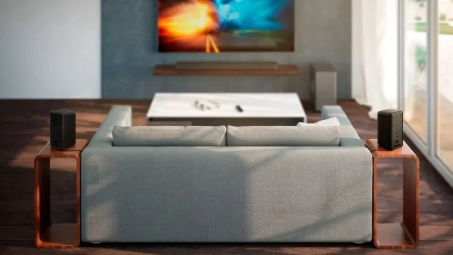 Twee Philips Fidelio FS1-speakers aan beide zijden van een bank in een woonkamer met op de achtergrond een tv aan de muur