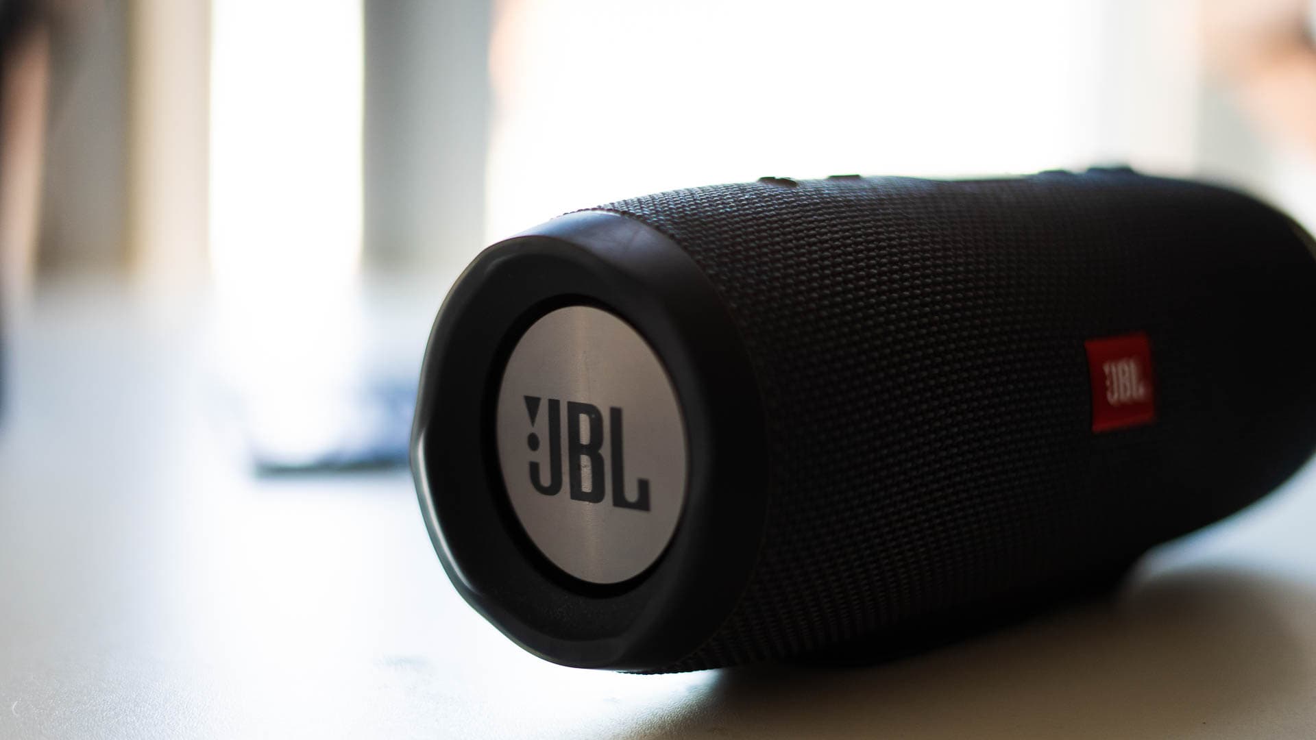 Een JBL Bluetooth speaker op een bureau.