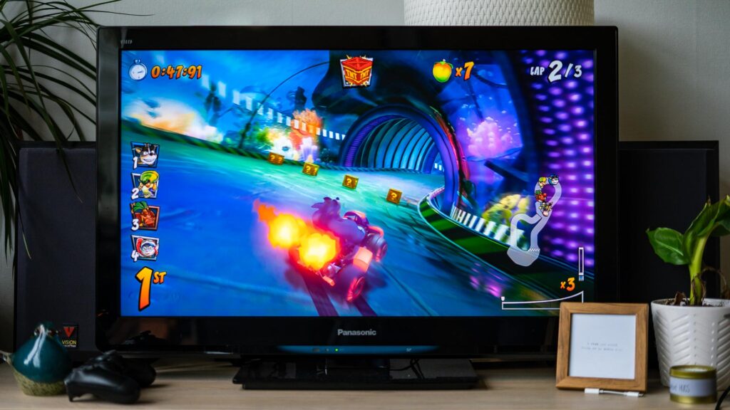 Tv met Crash Bandicoot game, vooraanzicht