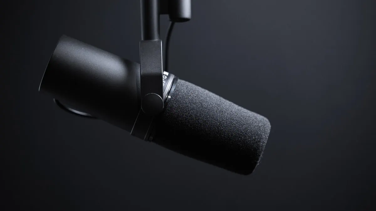 Close-up van een zwarte gaming-microfoon voor een zwarte achtergrond